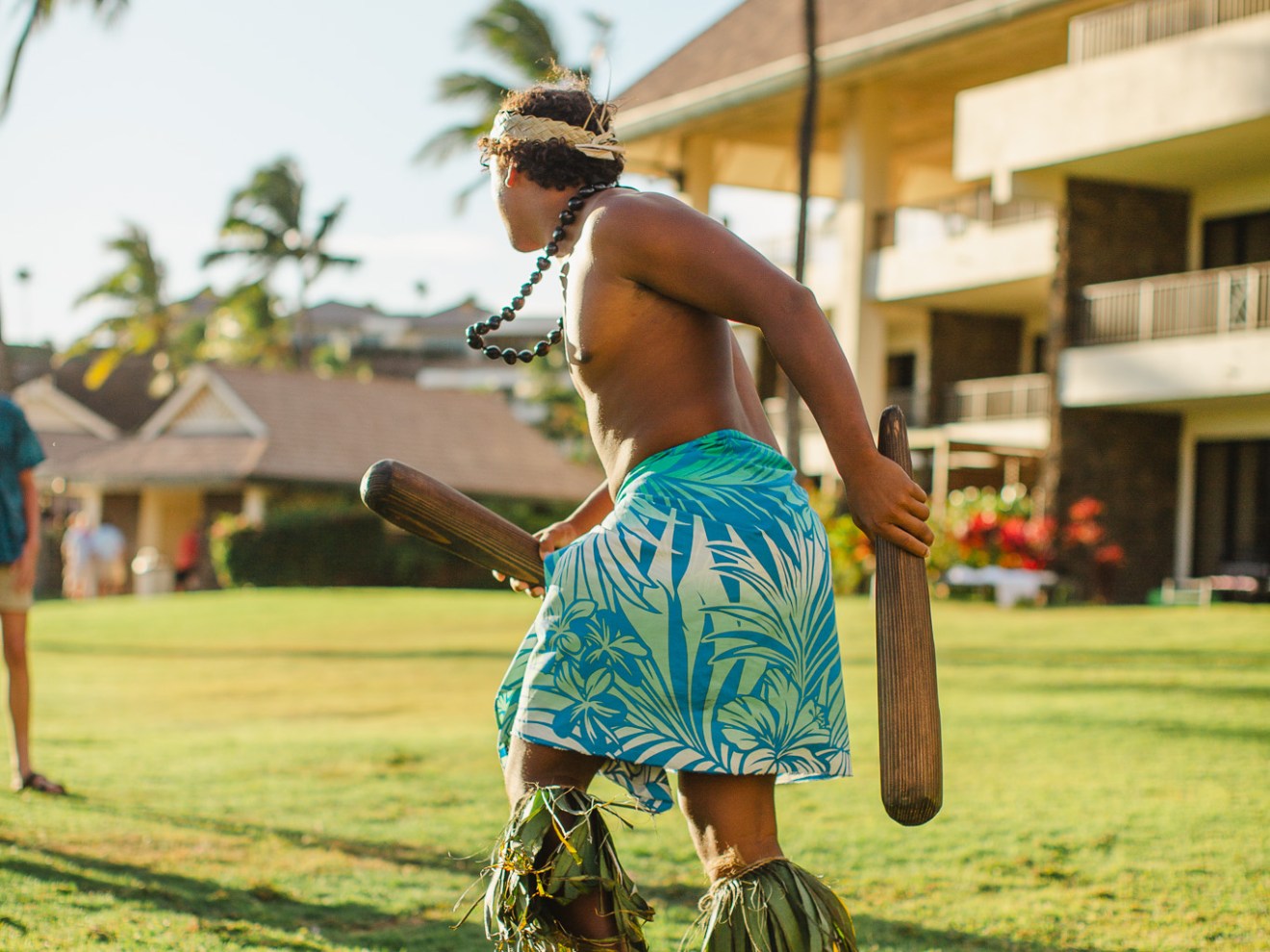 a person throwing a frisbee
